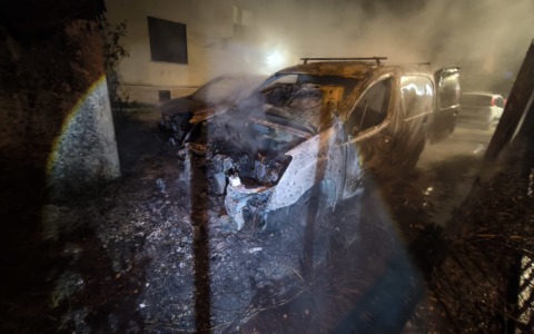 Incendio nella notte distrugge due automobili, indagano i Carabinieri