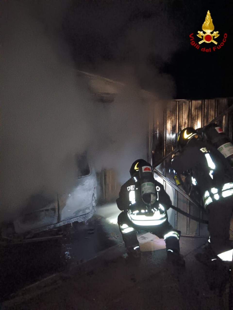 Box in fiamme nella notte, intervento dei vigili del fuoco