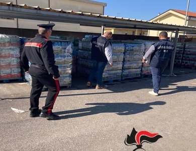 Maxi sequestro, smaltiti 300 kg di alimenti e 12mila bottiglie d’acqua esposte al sole
