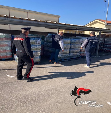 Maxi sequestro, smaltiti 300 kg di alimenti e 12mila bottiglie d’acqua esposte al sole