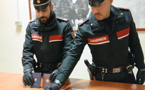 Spaccio di droga, arrestate 10 persone. In manette anche una coppia di albanesi