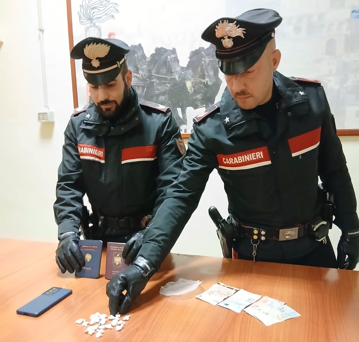 Spaccio di droga, arrestate 10 persone. In manette anche una coppia di albanesi