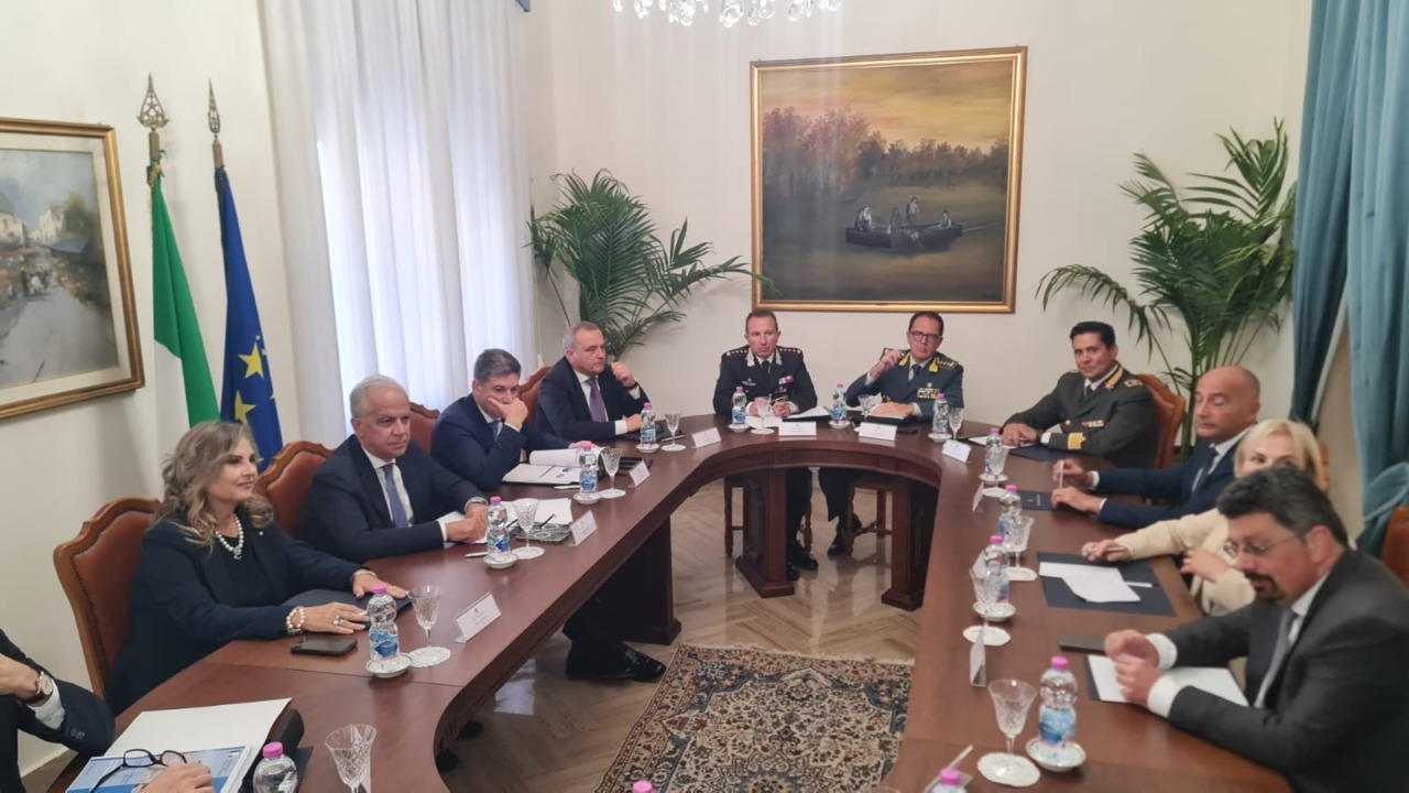 Attentati, vertice con il ministro Piantedosi: “Lo Stato non arretra, anzi risponderà con azioni concrete”. LE INTERVISTE