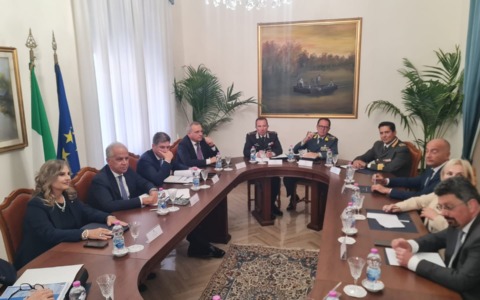 Attentati, vertice con il ministro Piantedosi: “Lo Stato non arretra, anzi risponderà con azioni concrete”. LE INTERVISTE