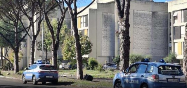 Striscione per gli Spinelli davanti le case Arlecchino