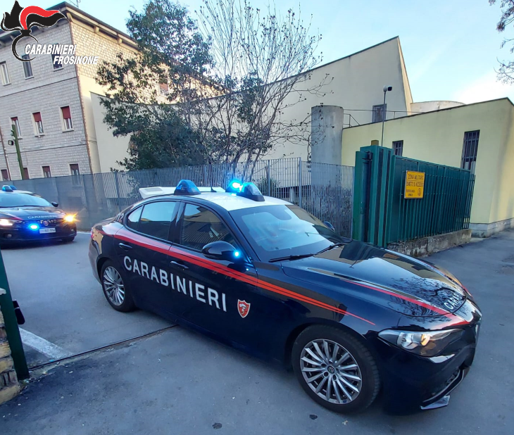 Fugge all’alt dei carabinieri, denunciato 34enne senza assicurazione