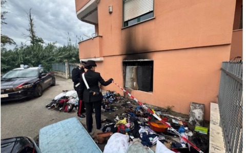 Incendio distrugge appartamento, in salvo giovane coppia ed i loro cani. La madre del ragazzo vittima di stalking