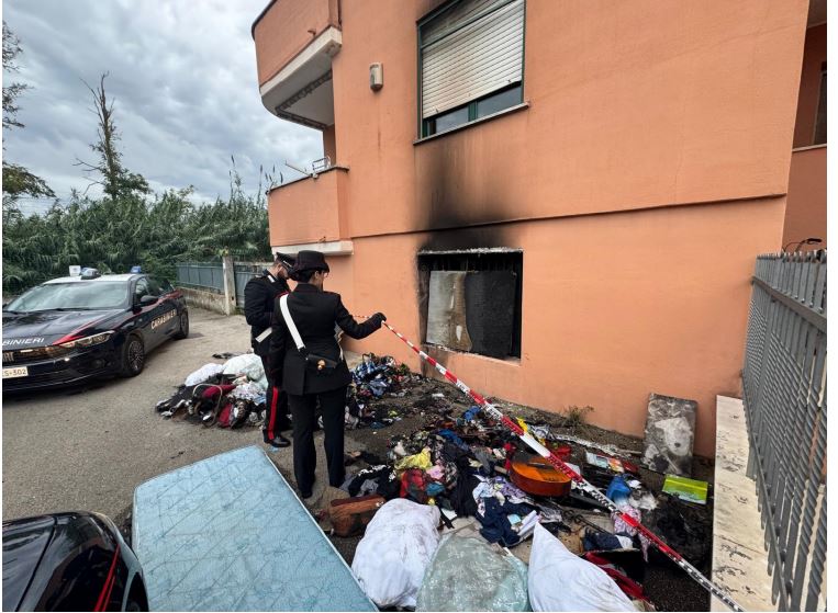 Incendio distrugge appartamento, in salvo giovane coppia ed i loro cani. La madre del ragazzo vittima di stalking