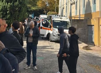 Forti odori e malori, evacuato l’istituto Pacifici e De Magistris