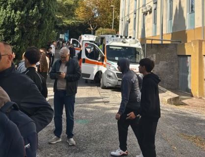 Forti odori e malori, evacuato l’istituto Pacifici e De Magistris