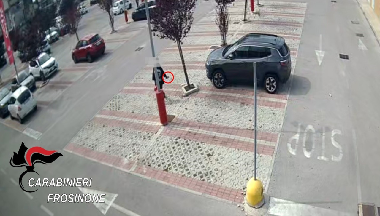 Panico al supermercato: 32enne con una mannaia, arrestato