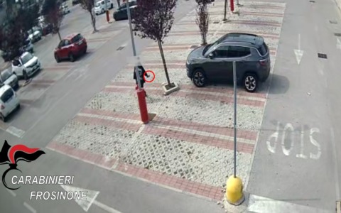 Panico al supermercato: 32enne con una mannaia, arrestato