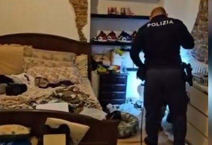 Un laboratorio della droga in casa, con armi e soldi: arrestato un albanese