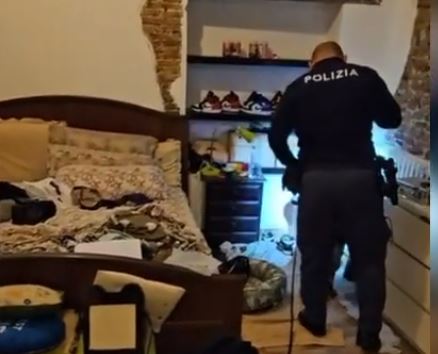 Un laboratorio della droga in casa, con armi e soldi: arrestato un albanese