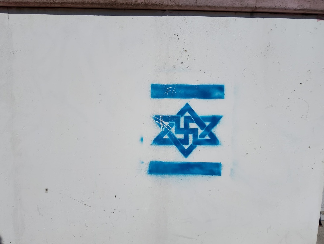 Scritte antisemite e ProPal sulla facciata della facoltà di Ingegneria