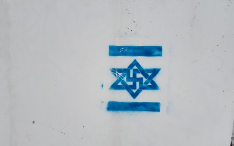 Scritte antisemite e ProPal sulla facciata della facoltà di Ingegneria