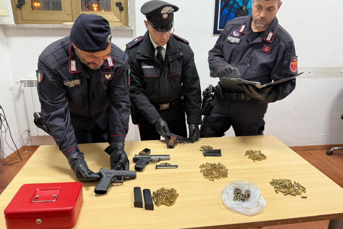“Alto impatto”, blitz dei Carabinieri: due arresti, sequestrato un arsenale in un appartamento