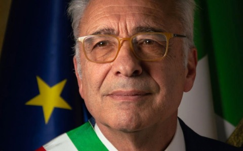 Scritte contro Israele e il popolo ebraico. Il sindaco: “Gesto vile, le rimuoveremo”