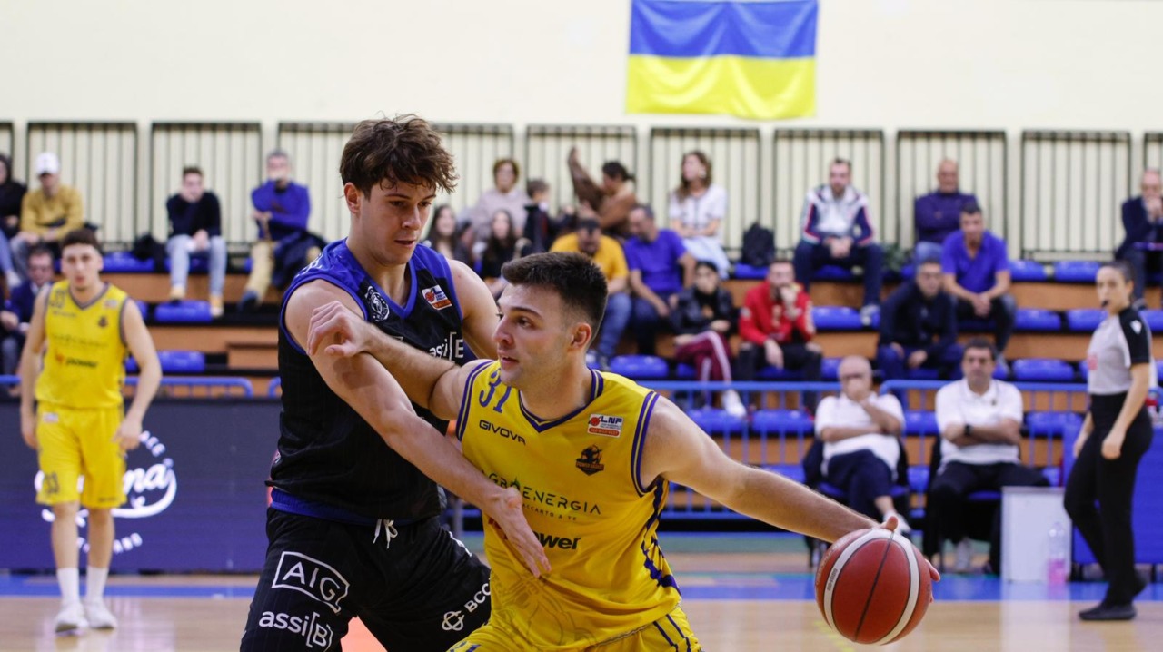 Benacquista Latina corsara a Nocera. Nerazzurri al comando