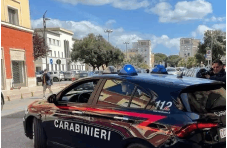 Minaccia una connazionale con una pistola ad aria compressa, denunciata