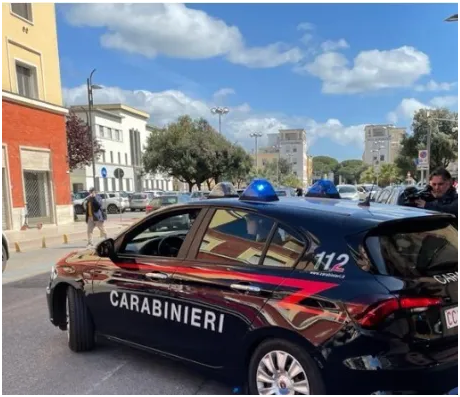 Minaccia una connazionale con una pistola ad aria compressa, denunciata