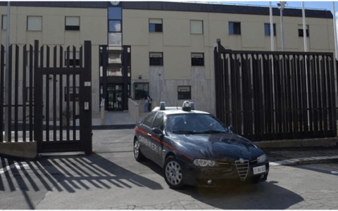 Ruba materiale in una struttura sportiva dismessa, denunciato