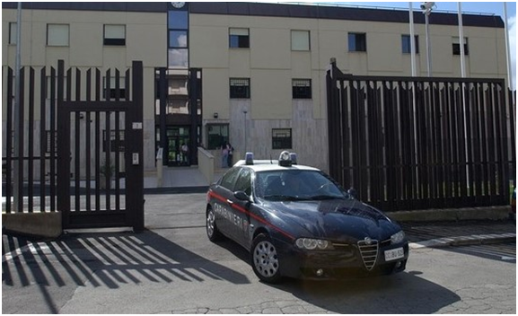 Ruba materiale in una struttura sportiva dismessa, denunciato