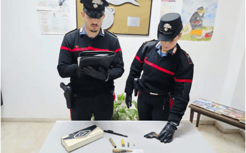 Scappa da carabinieri, trovato con armi da guerra, arrestato