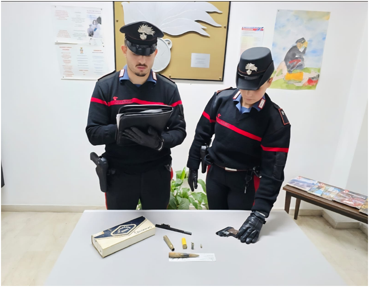 Scappa da carabinieri, trovato con armi da guerra, arrestato