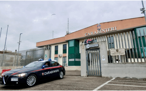 Spacca lo specchietto e fora le gomme dell’auto della ex, arrestato