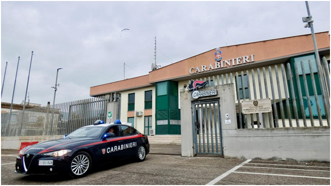 Spacca lo specchietto e fora le gomme dell’auto della ex, arrestato
