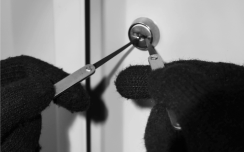 Ladro ripreso dalle telecamere ruba la cassa in un locale del centro