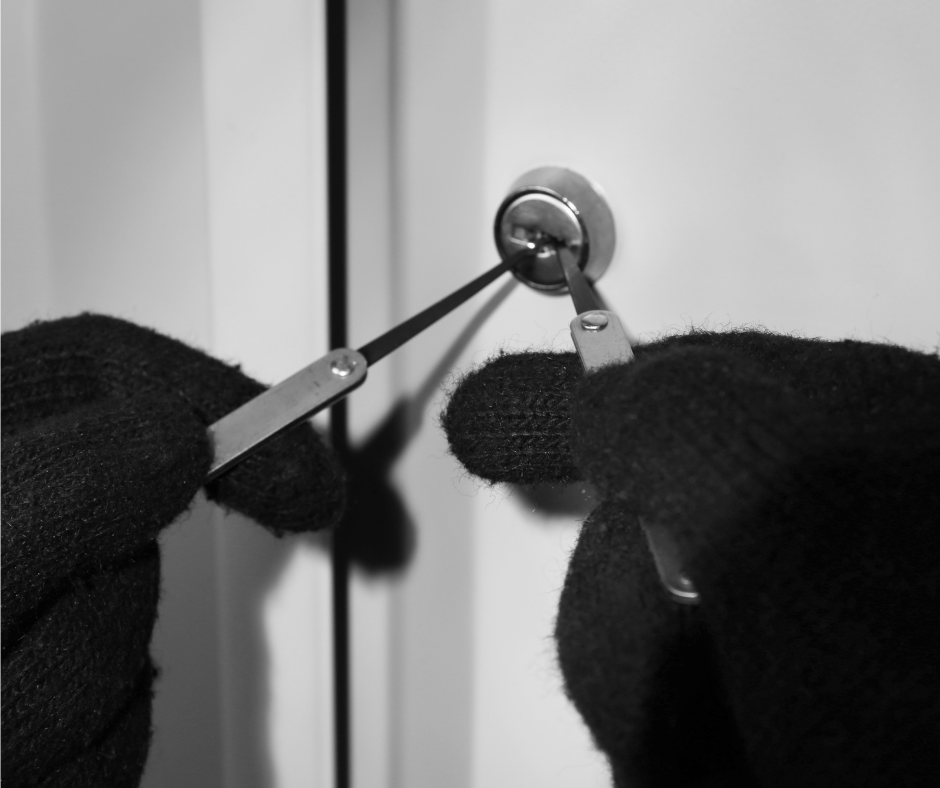 Ladro ripreso dalle telecamere ruba la cassa in un locale del centro