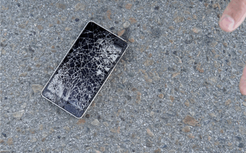 Scatta l’allarme SOS per un presunto incidente, ma è solo un cellulare caduto dall’auto