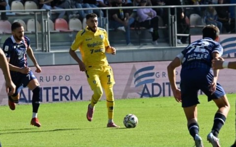 Il Frosinone perde ancora (0-1), palo di Zilli nel recupero. Allo Stirpe passa il Monza