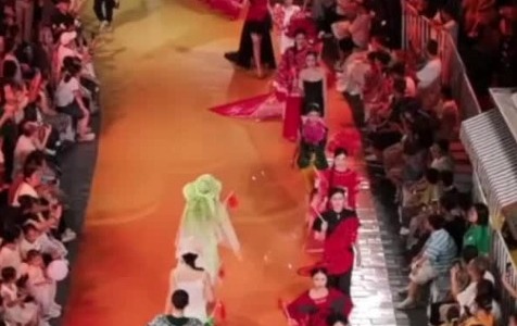 Cina: Haikou, moda ispirata a patrimonio immateriale illumina Qilou Old Street