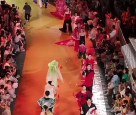 Cina: Haikou, moda ispirata a patrimonio immateriale illumina Qilou Old Street