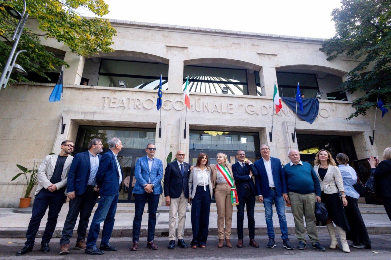 Teatro D’Annunzio, inaugurata la nuova iscrizione marmorea