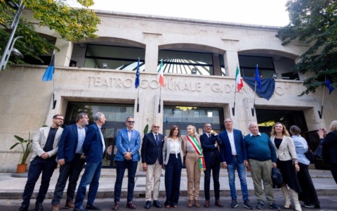 Teatro D’Annunzio, inaugurata la nuova iscrizione marmorea