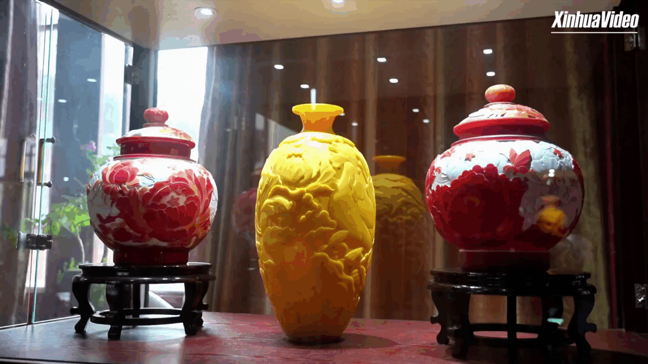 Cina: l’abilità di un maestro nell’arte del vetro colorato