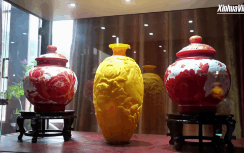 Cina: l’abilità di un maestro nell’arte del vetro colorato