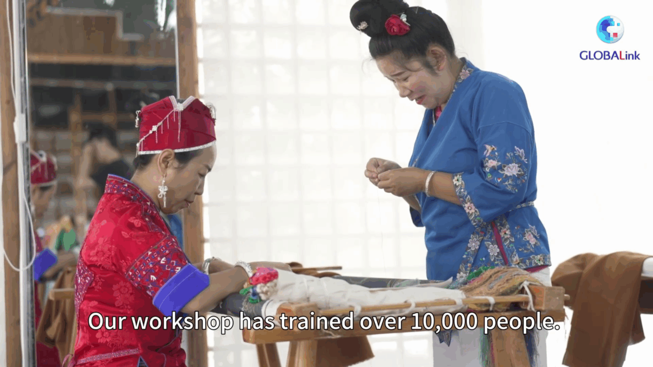 Cina: artigiana del ricamo Miao preserva la tradizione ed emancipa le donne