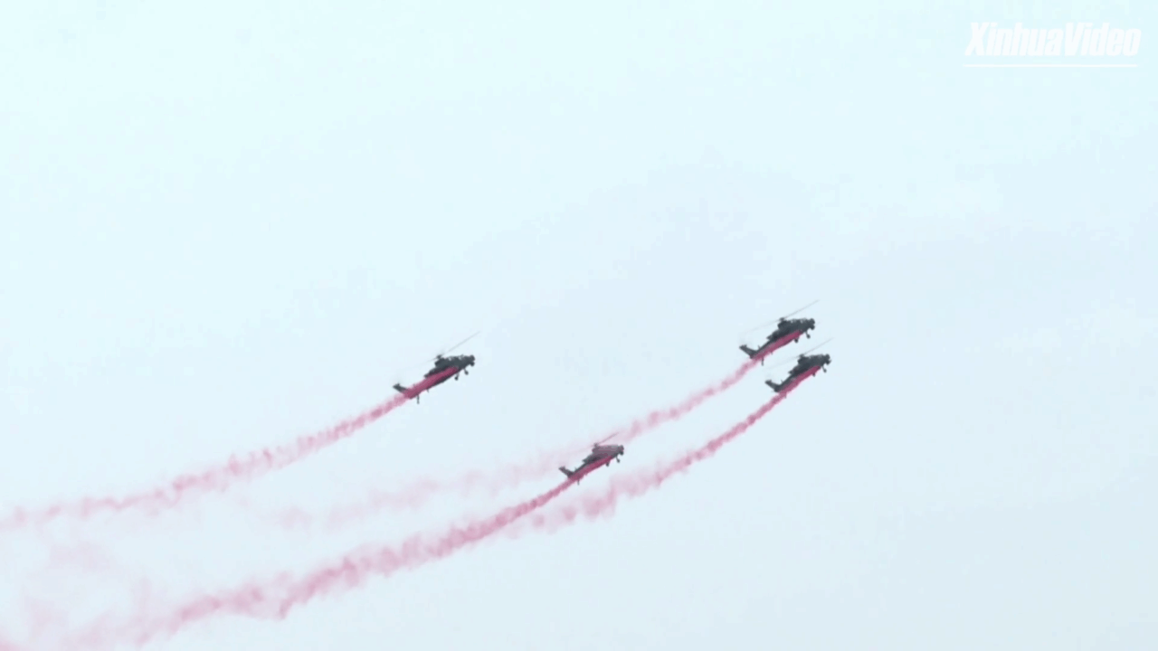 Cina: Tianjin, squadra acrobatica di PLA si esibisce a Helicopter Expo