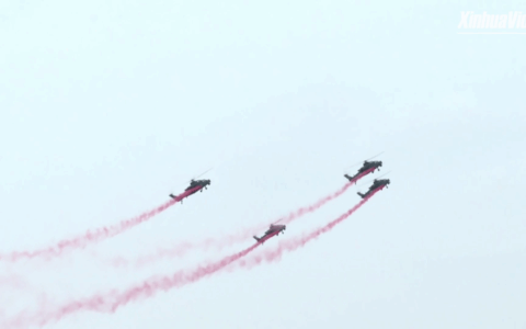 Cina: Tianjin, squadra acrobatica di PLA si esibisce a Helicopter Expo