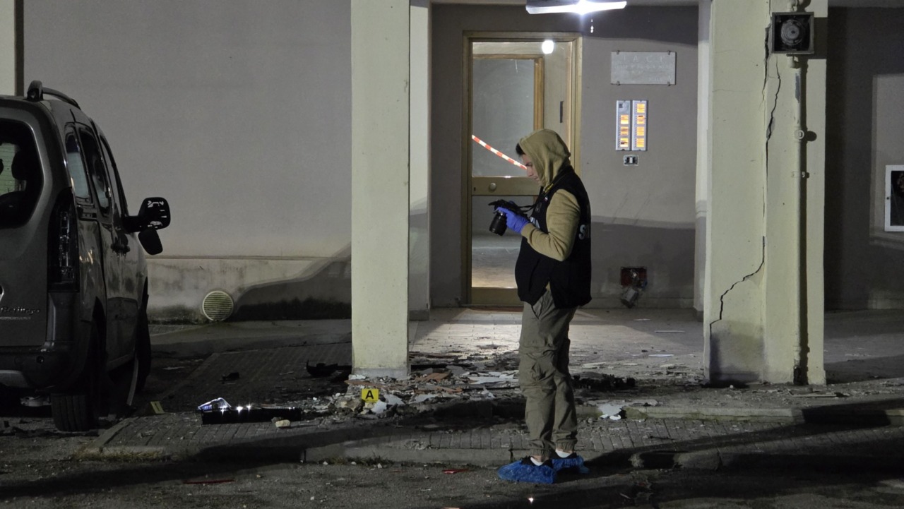 Bomba esplode in viale Kennedy, paura e danni. LE IMMAGINI