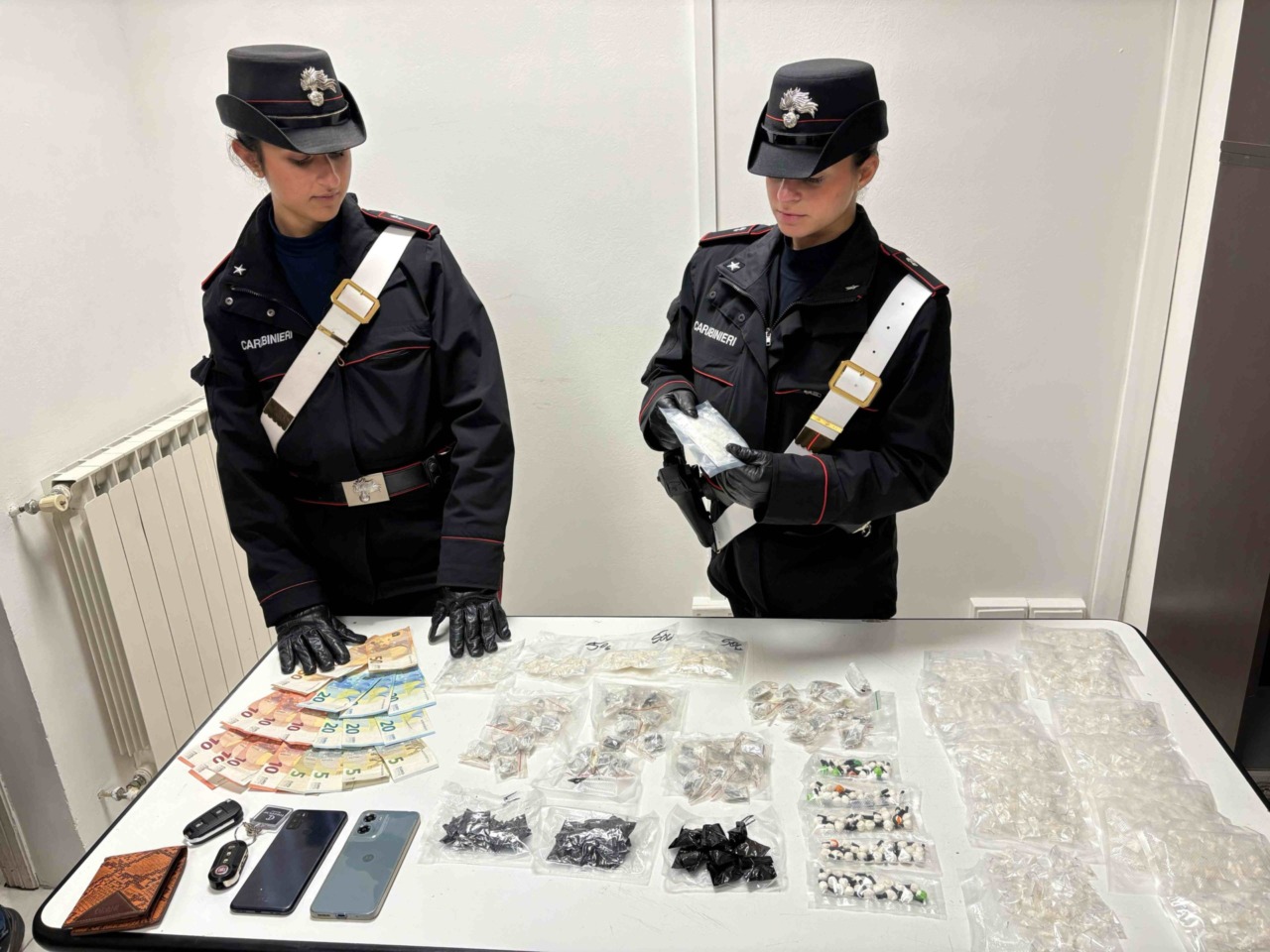 Tentano di disfarsi di un pacco in videochiamata, fermati con un maxi carico di droga