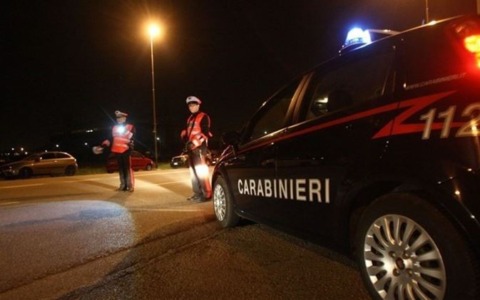 Arma senza tappo rosso e sospetto uso di droga: denunciato un 47enne