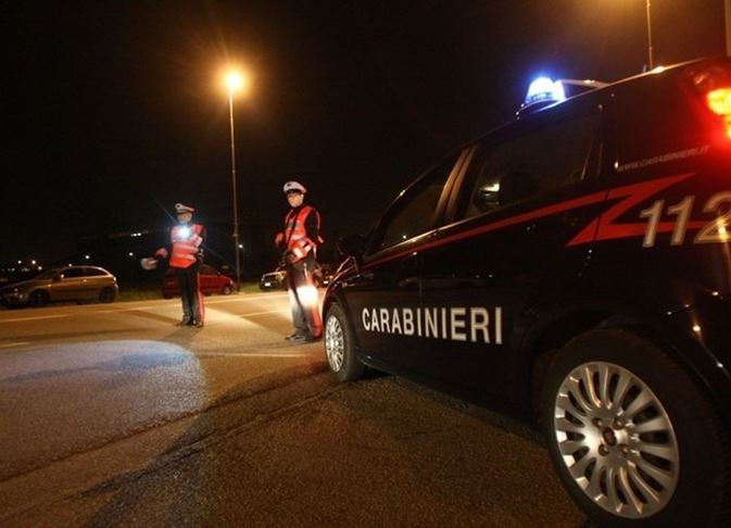 Arma senza tappo rosso e sospetto uso di droga: denunciato un 47enne