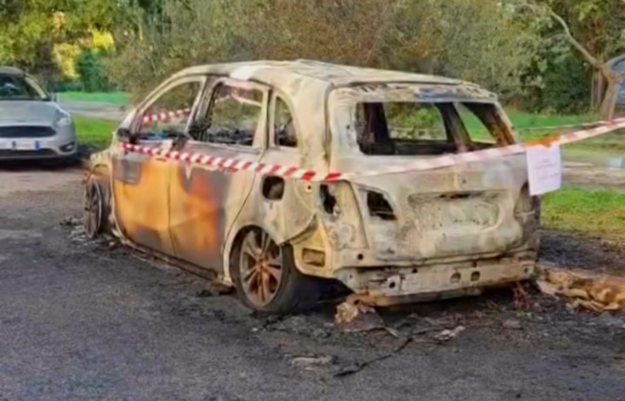 Atto intimidatorio nella notte, auto in fiamme nei pressi di viale Kennedy