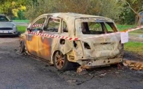 L’auto distrutta dalle fiamme nei pressi di viale Kennedy appartiene a un ristoratore